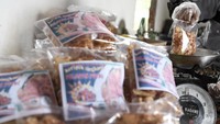 Kini para petani dapat memproduksi 350 bungkus kripik per bulannya.