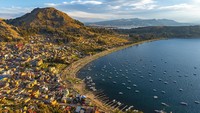 Danau Titicaca berada di ketinggian 3.821 mdpl dengan luas 8.300 km persegi. Danau ini bahkan lebih tinggi dari Gunung Rinjani. Menurut kepercayaan Andes, Titicaca adalah tempat lahir dari matahari. (iStock)