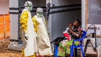 Februari 2019, petugas kesehatan terlihat menghampiri seorang wanita dan balitanya di daerah karantina perawatan ebola di Provinsi Kivu Utara, Kongo. Ebola menjadi mimpi buruk bagi orang dewasa dan juga anak-anak. Para anak-anak kehilangan orang tua, pengasuh dan saudara-saudara mereka. Serangan hebat yang terjadi di pusat perawatan ebola itu semakin memperumit upaya untuk melawan penyakit tersebut. Istimewa/UNICEF/Tremeau.