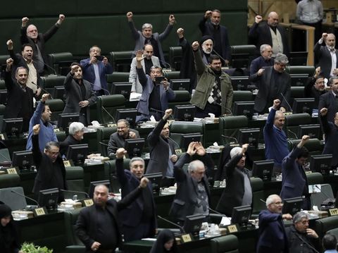 Anggota parlemen Iran meneriakkan slogan saat sesi rapat membahas RUU yang menetapkan militer AS sebagai teroris