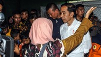 Presiden Joko Widodo (Jokowi) mengunjungi warga yang menjadi korban terdampak banjir bandang dan longsor di Desa Banjar Irigasi, Lebak, Banten, Selasa (7/1/2020).