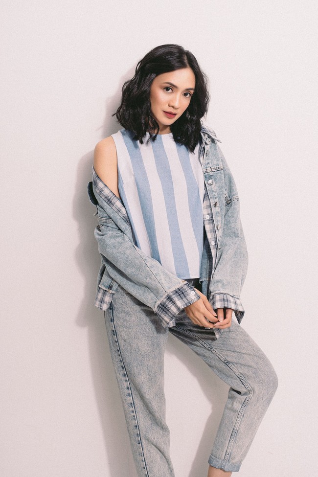 Supaya gaya kamu nggak terlalu monoton, pilih jaket denim yang ditambah aksen. Entah pada kancing atau finishing berupa kain bermotif seperti jaket ini. Permainan motif kamu juga bisa hadirkan lewat dalaman jaket agar lebih terkesan playful. (Model: Agla Artalidia; Fotografer: Zaky Akbar; Stylist: Gita Ramadian; Makeup artist: Inez Febiola; Makeup: Pixy Make It Glow)