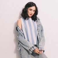 Supaya gaya kamu nggak terlalu monoton, pilih jaket denim yang ditambah aksen. Entah pada kancing atau finishing berupa kain bermotif seperti jaket ini. Permainan motif kamu juga bisa hadirkan lewat dalaman jaket agar lebih terkesan playful. (Model: Agla Artalidia; Fotografer: Zaky Akbar; Stylist: Gita Ramadian; Makeup artist: Inez Febiola; Makeup: Pixy Make It Glow)