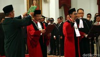Daniel Yusmic dan Suhartoyo diambil sumpahnya saat dilantik menjadi Hakim Mahkamah Konstitusi (MK) di Istana Negara, Jakarta, Selasa (7/1/2020).