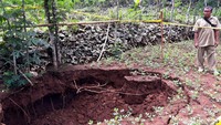 Pantauan detikcom, lokasi lubang tersebut berada di tengah lahan pertanian, sekitar 300 meter dari jalan Jepitu-Karangawen. Selain itu, tampak pula adanya retakan tanah di sekitar lubang tersebut.