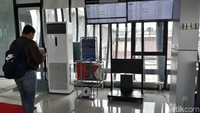 Di Stasiun Balapan, penumpang dapat melihat jadwal penerbangan bandara Solo. Begitu pula sebaliknya, di Bandara Adi Soemarmo, penumpang bisa mengetahui jadwal kereta. (Bayu Ardi Isnanto/detikcom)