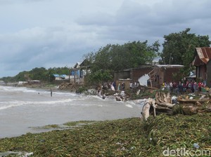 Gubernur Sulsel Tinjau Rumah di Takalar yang Ambruk karena Abrasi