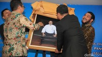 Ini momen saat Ketua MK Anwar Usman memberikan kenang-kenangan kepada  I Dewa Gede Palguna.