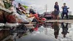 Banjir Surut, Sampah Menumpuk di Cengkareng