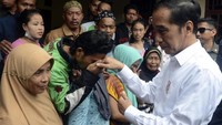 Jokowi bertemu dengan sejumlah pengungsi saat mengunjungi kawasan Sukajaya yang sebelumnya terdampak longsor dan banjir bandang.