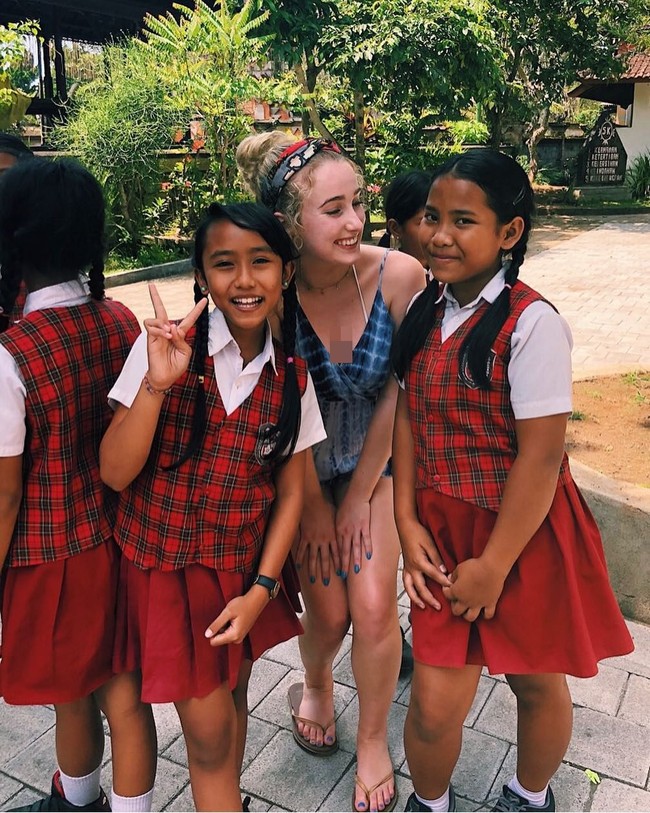 Meski sibuk kuliah dan punya channel YouTube, Sienna tetap terlihat masih bisa bersenang-senang di Instagram. Ia sering traveling ke berbagai negara mulai dari Bali, Seoul, Prancis hingga Meksiko. Foto: Instagram @siennasanter