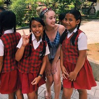 Meski sibuk kuliah dan punya channel YouTube, Sienna tetap terlihat masih bisa bersenang-senang di Instagram. Ia sering traveling ke berbagai negara mulai dari Bali, Seoul, Prancis hingga Meksiko. Foto: Instagram @siennasanter
