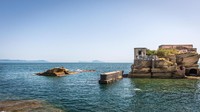 Karena sadar akan keindahan bawah lautnya, pemerintah menetapkan kawasan pulau sebagai area laut yang dilindungi. Meski demikian tak ada yang berani untuk tinggal di Pulau Gaiola. (iStock)