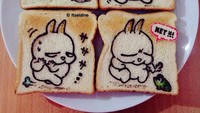 Si gembul Mashimaro ini diceritakan dengan makanannya yang tak boleh diambil, roti panggang bergambar karakter Mashimaro terlihat sayang untuk dimakan. Foto: Instagram @itselaine_wai
