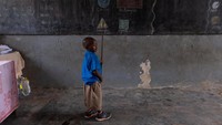 November 2019, seorang bocah berdiri di depan kelas di sekolah dasar pemerintah yang didukung UNICEF di kawasan Douala, Kamerun. Kekerasan selama tiga tahun terakhir di Kamerun menyebabkan 855.000 anak putus sekolah. Krisis kemanusiaan di negara ini terus berkembang dari empat wilayah pada 2017 menjadi 8 wilayah pada 2019. Desa-desa, sekolah dan fasilitas kesehatan diserang, membuat ribuan anak-anak hidup dalam ketakutan. Istimewa/UNICEF/Bindra.