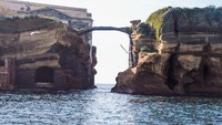 Menurut legenda masyarakat lokal, penyair Romawi Virgil, jatuh cinta dengan pulau ini. Di pulau cantik inilah sang penyair mengajar para muridnya. (iStock)