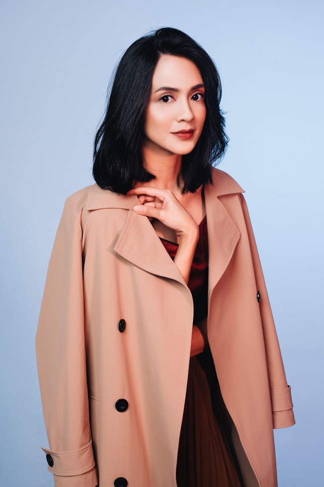 Sebagai sentuhan akhir kamu bisa menambahkan outerwear seperti trench coat atau long vest. Di samping memaksimalkan gaya, luaran seperti ini sangat fungsional sebagai penghangat tubuh bila kamu bekerja di ruangan yang super dingin. (Model: Agla Artalidia; Fotografer: Zaky Akbar; Stylist: Gita Ramadian; Makeup artist: Inez Febiola; Makeup: Pixy Make It Glow)