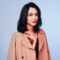 Sebagai sentuhan akhir kamu bisa menambahkan outerwear seperti trench coat atau long vest. Di samping memaksimalkan gaya, luaran seperti ini sangat fungsional sebagai penghangat tubuh bila kamu bekerja di ruangan yang super dingin. (Model: Agla Artalidia; Fotografer: Zaky Akbar; Stylist: Gita Ramadian; Makeup artist: Inez Febiola; Makeup: Pixy Make It Glow)