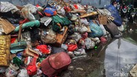 Bau menyengat dari sampah tersebut membuat warga mulai tidak nyaman.