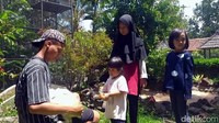 Puluhan kelinci berbagai jenis ada di sini. Mulai dari kelinci jenis anggora hingga jenis fuzzy lop. (Hakim Ghani/detikcom)