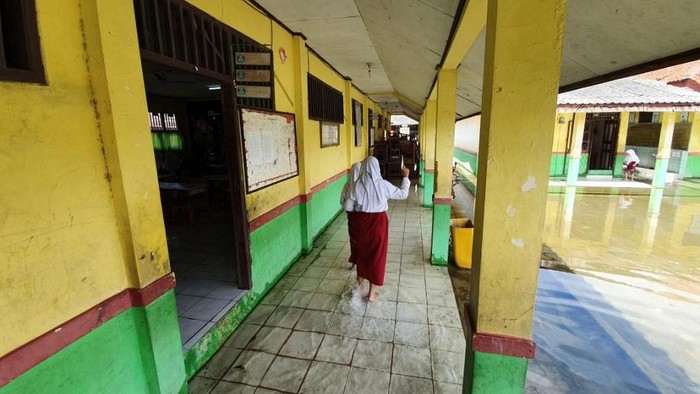 Siswa SDN Bahagia 05 Bekasi Tetap Belajar di Tengah Genangan Air
