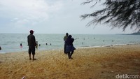 Pantai Ketam dan Pongkar hanya dipisahkan parit atau sungai kecil. Keduanya sama-sama memiliki pasir putih dan tentu berair keruh khas perairan muara Sumatra, khususnya Riau (Foto: Ahmad Masaul Khoiri/detikcom)
