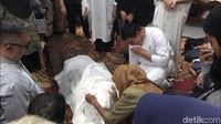 Ketegaran Vino melihat sang bunda terakhir kali. Foto: Tangis Vino G Bastian Ditinggal Ibunda Selamanya. Hanif/detikHOT