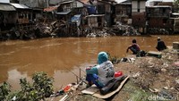 Proyek normalisasi ini dilakukan dengan membangun dinding sungai dengan turap beton agar tidak longsor. Warga yang tinggal di bantaran sungai yang menjadi bagian dari proyek normalisasi ini juga harus dipindahkan untuk memaksimalkan pengerjaan proyek tersebut.