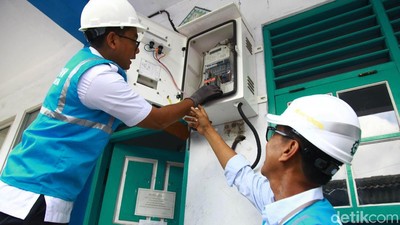PLN Cek Meteran Listrik di Cengkareng Usai Banjir
