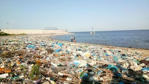 Jorok, Sampah Menumpuk di Pantai Olo Belawan Sumut