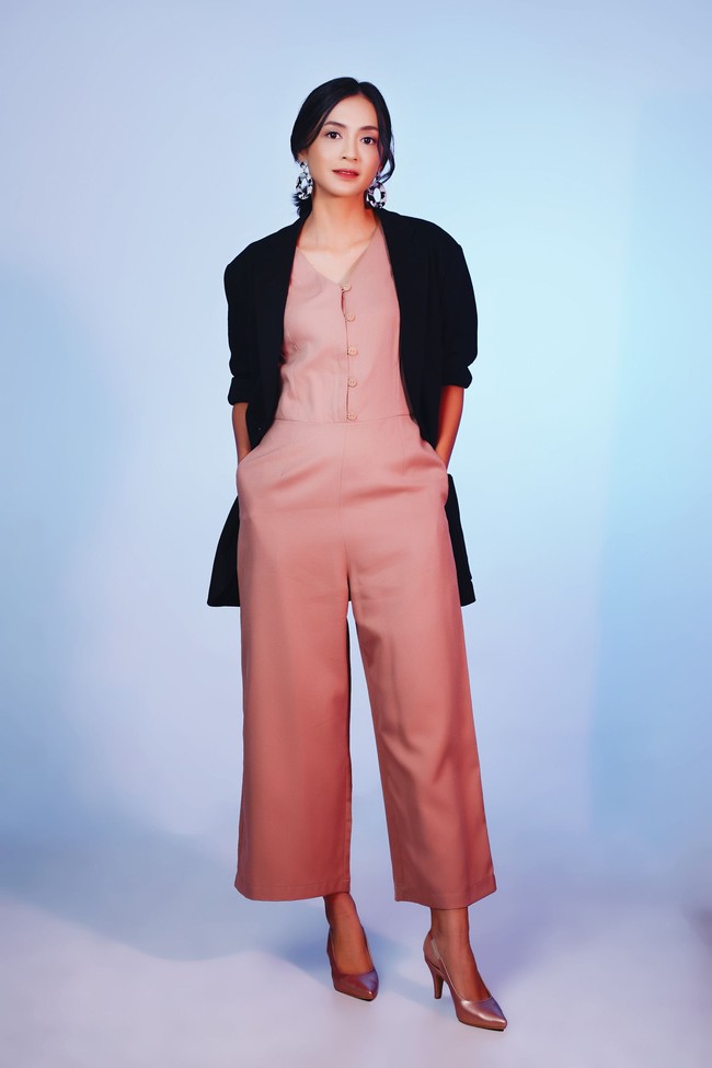 Selain setelan, tak ada salahnya memakai jumpsuit sebagai busana kantor. Bungkus dengan cardigan atau blazer sebagai luaran dan jangan lupa heels agar terkesan lebih dress-up. (Model: Agla Artalidia; Fotografer: Zaky Akbar; Stylist: Gita Ramadian; Makeup artist: Inez Febiola; Makeup: Pixy Make It Glow)