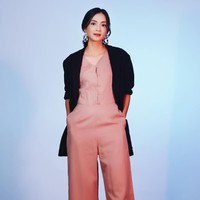 Selain setelan, tak ada salahnya memakai jumpsuit sebagai busana kantor. Bungkus dengan cardigan atau blazer sebagai luaran dan jangan lupa heels agar terkesan lebih dress-up. (Model: Agla Artalidia; Fotografer: Zaky Akbar; Stylist: Gita Ramadian; Makeup artist: Inez Febiola; Makeup: Pixy Make It Glow)