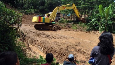Upaya Membuka Akses Jalan Longsor Sukajaya