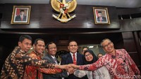 Mahfud, Firli Bahuri, Alexander Marwata, Lili Pintauli Siregar, Nawawi Pomolango, dan Nurul Ghufron menyatukan tangan saat menggelar jumpa pers usai pertemuan di Kemenko Polhukam, Jl Medan Merdeka Barat, Jakarta Pusat, Selasa (7/1/2020).