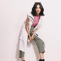 Kamu bisa mencoba kombinasi long vest putih, sleeveless top neon pink yang ditabrakan dengan bawahan hijau lumut. Cargo pants memberi sentuhan akhir yang boyish. (Model: Agla Artalidia; Fotografer: Zaky Akbar; Stylist: Gita Ramadian; Makeup artist: Inez Febiola; Makeup: Pixy Make It Glow)