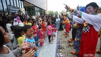 Trauma healing diberikan para badut sebagai bentuk kepedulian terhadap anak-anak korban banjir Jakarta. 