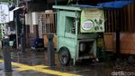 Ironi PKL yang Berjualan di Trotoar Kramat-Salemba