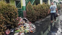 Lokasi yang masih berlumpur usai banjir membuat para aktivitas belajar masih diliburkan.