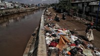 Upaya untuk menanggulangi banjir itu pun menjadi program utama dan serius para gubernur yang menjabat di Ibu Kota. Meski berganti nama di tiap periode jabatan, mulai dari normalisasi hingga naturalisasi, asalkan upaya itu nyata dilakukan, harusnya bisa menanggulangi banjir di Ibu Kota.