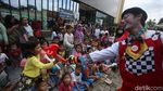 Aksi Badut Hibur Anak-anak Korban Banjir Jakarta