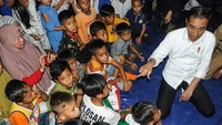 Jokowi nampak berdialog dengan sejumlah anak-anak yang menjadi korban banjir bandang dan longsor di Lebak, Banten.