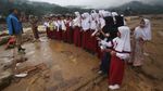 Sekolah Hancur Diterjang Banjir, Siswa Belajar di Atas Puing