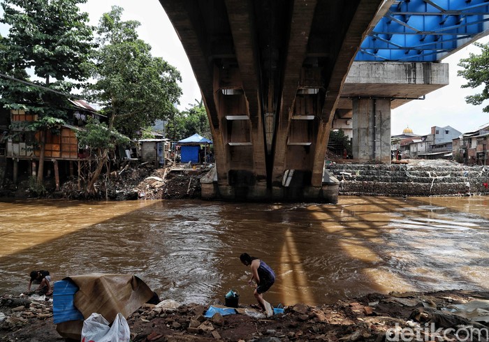 Naturalisasi atau Normalisasi? Tantangan Pemprov DKI Atasi Banjir