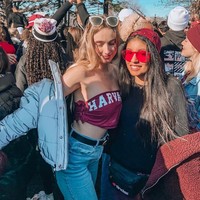 Aku ditanya banyak orang mengenai bagaimana aku bisa masuk dan apa aku bisa memberi mereka saran. Dari pada menulis bolak balik, aku memutuskan untuk menaruh semuanya dalam sebuah video dan mengirimnya pada mereka, ungkap Sienna kepada Business Insider. Foto: Instagram @siennasanter