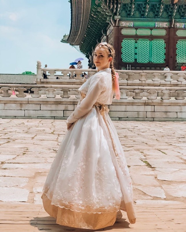 Sienna yang seorang penggemar KPop juga kedapatan nonton konser Super M hingga BTS. Foto: Instagram @siennasanter