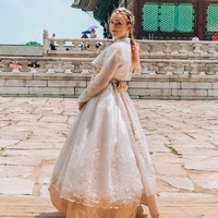 Sienna yang seorang penggemar KPop juga kedapatan nonton konser Super M hingga BTS. Foto: Instagram @siennasanter