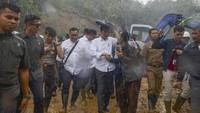 Presiden Joko Widodo (Jokowi) nampak mengunjungi daerah terdampak longsor dan banjir bandang di Desa Harkat Jaya, Kecamatan Sukajaya, Kabupaten Bogor, Jawa Barat, saat hujan mengguyur wilayah itu pada Selasa (7/1/2020).