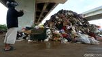 Sampah Sisa Banjir Menggunung di Bawah Tol Becakayu
