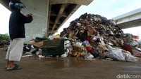 Sampah sisa banjir menumpuk di bawah Tol Becakayu, Cipinang Melayu, Jakarta Timur.