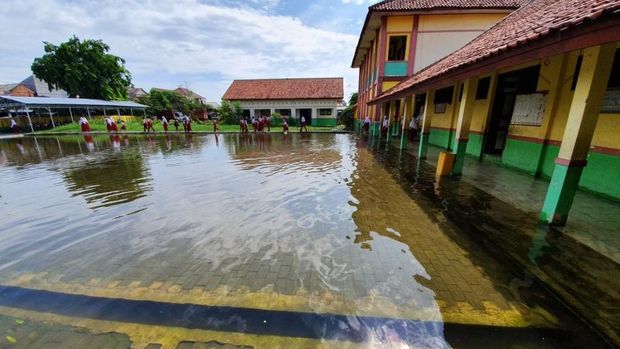 Siswa SDN Bahagia 05 Bekasi Tetap Belajar di Tengah Genangan Air